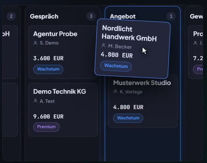 Pipeline als Kanban-Board, eine Auftragskarte wird in die Spalte Angebot gezogen